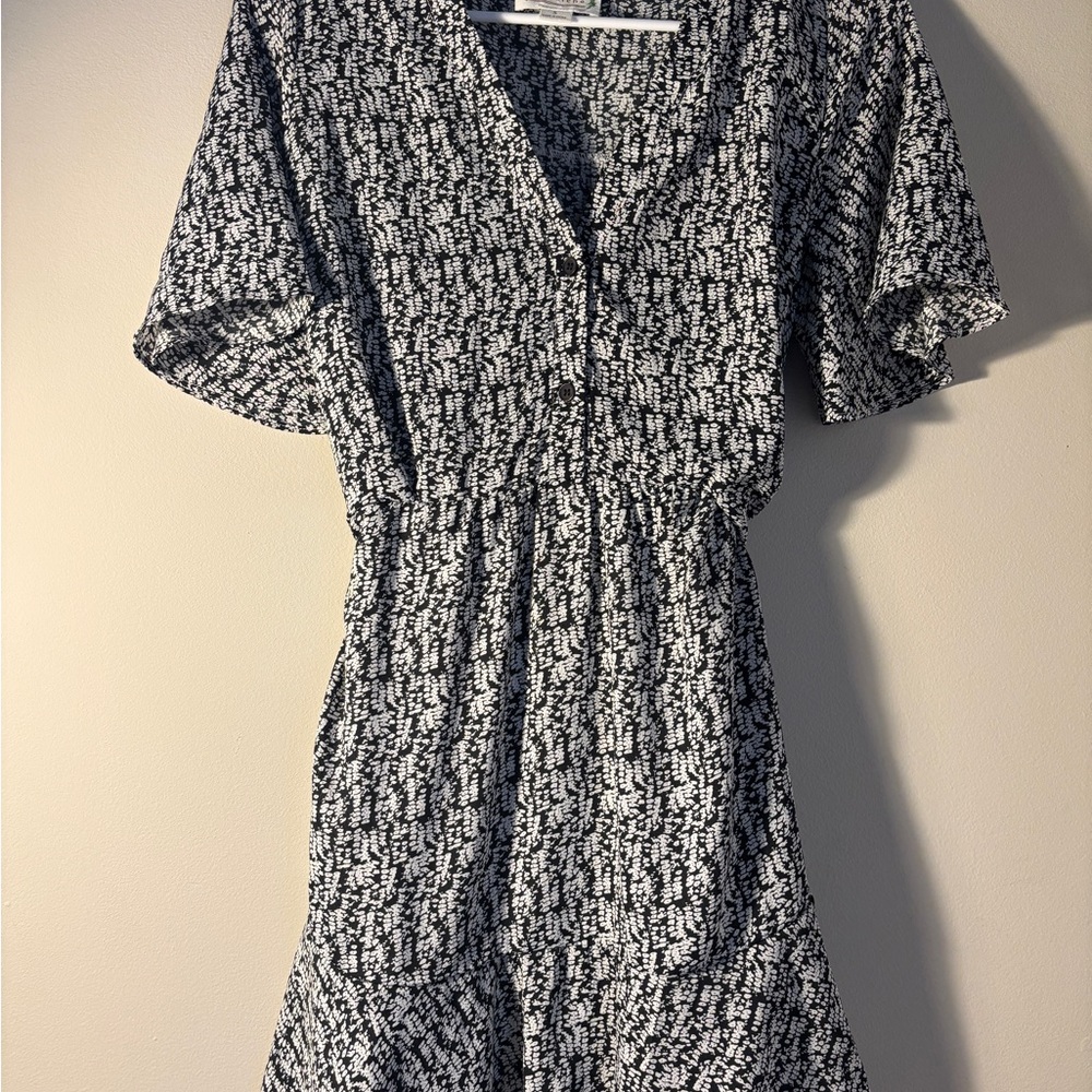 Women’s Love Riche size S Black and White Printed Mini Dress Flutter sleeve